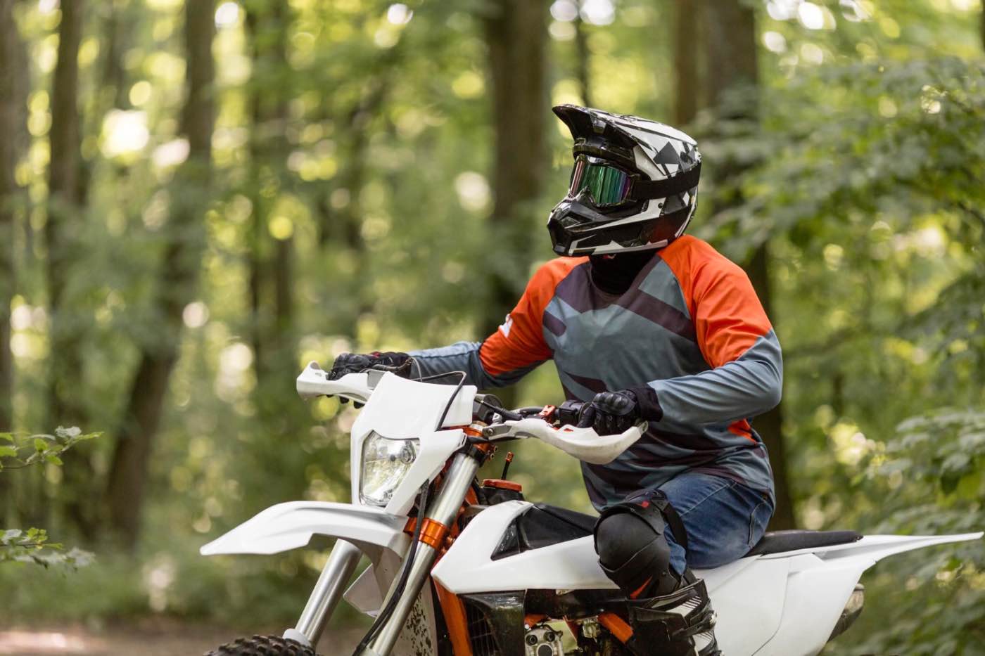 Cască enduro vs cască de stradă - pot folosi casca de stradă la off-road în 2026? TOP 7 recomandări pentru aventuri mixte