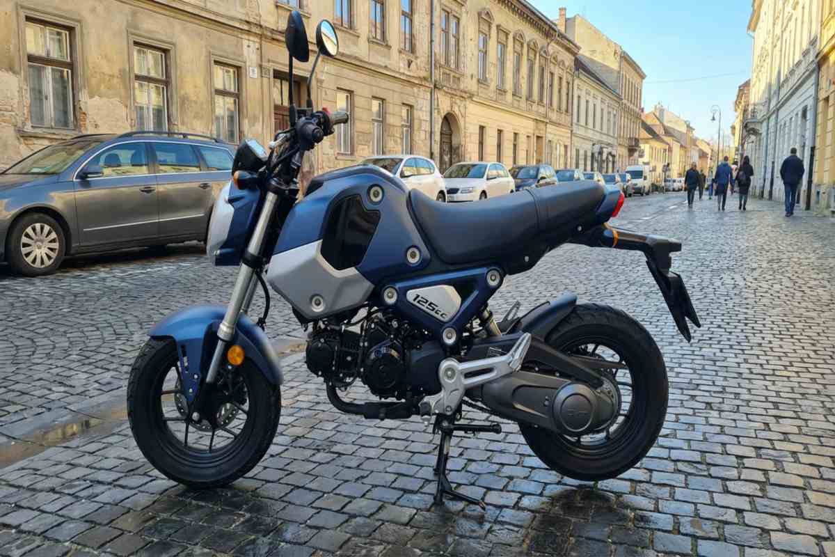 Cum poţi obţine permisul de categorie A, dacă ai categoria B, fără să dai examen? Condiţii, excepţii şi ce poţi conduce legal