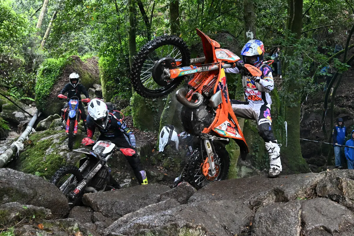 Manuel Lettenbichler domină Extreme XL Lagares 2026 și preia conducerea Campionatului Mondial de Hard Enduro