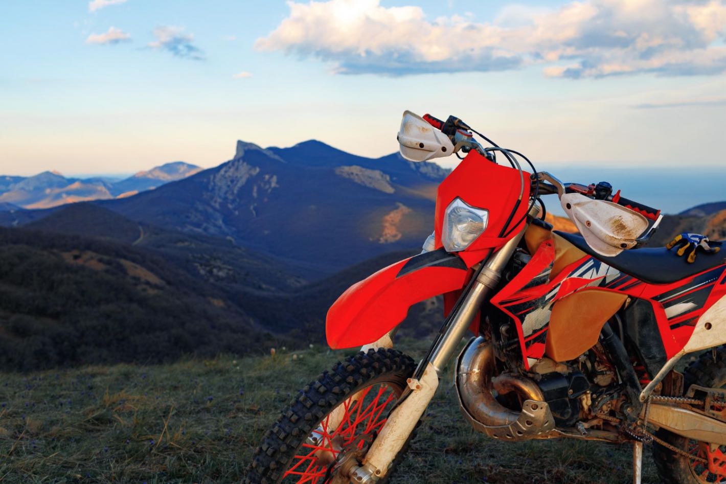 Motocicletă de stradă sau adventure pentru drumeții prin Carpați - ce aleg? 8 soluții practice pentru explorarea munților în 2026