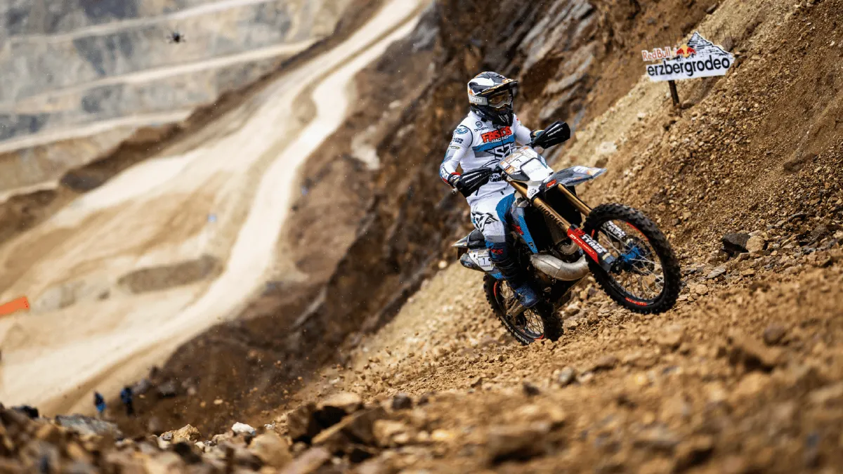 Mario Román duce anvelopele Plews pe podium la Erzbergrodeo, James Moore impresionează la debut