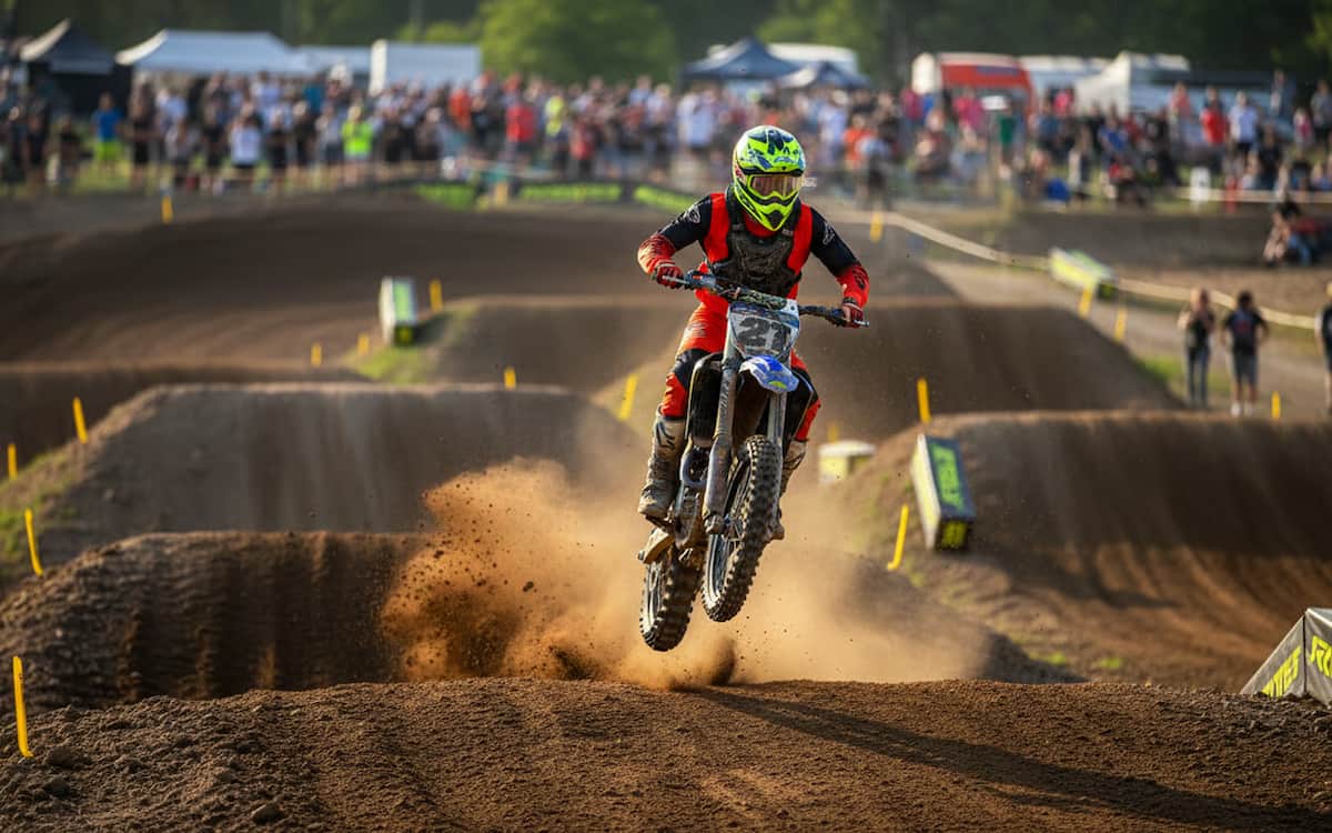 Enduro vs motocross: diferențe cheie și ce tip de motocicletă să alegi