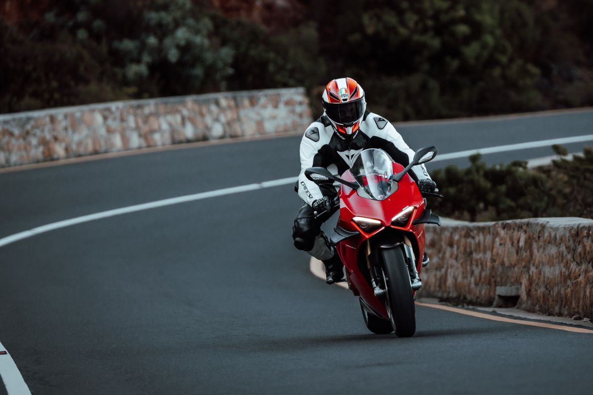 Cât consumă o motocicletă? Află cum calculezi costul fiecărui drum