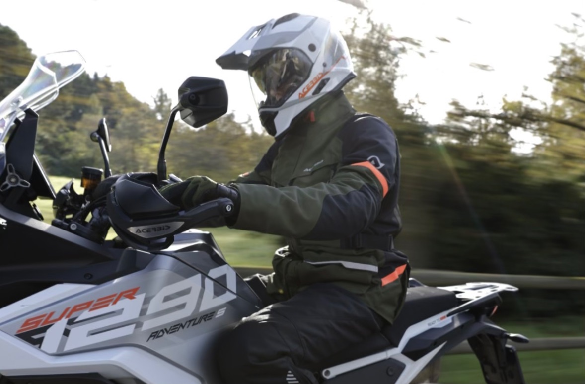 Geacă moto din piele versus textil: Avantaje, dezavantaje și confort termic + 6 modele pentru oraș, touring și mers sportiv în 2026