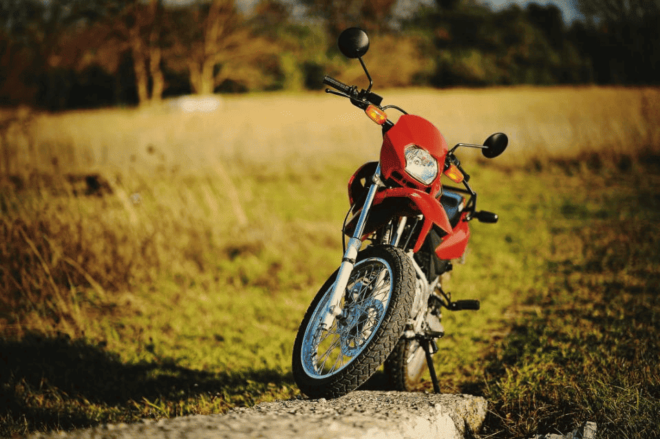 Echipament moto de vară: ce poți purta în zilele toride și cum alegi corect piesele potrivite - de la genunchiere la mănuși și protecția spatelui,1 - NordicaMoto