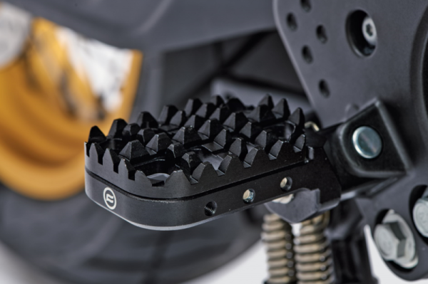 SCĂRIȚĂ STÂNGA EXTINSĂ ANTIDERAPANTĂ CFMOTO 800MT / 1000MT-X / 800MT ES – NEGRU, 11, nordicamoto.ro