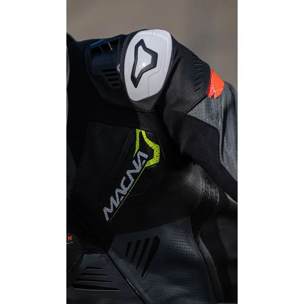 Combinezon de piele 1 piesa MACNA CHROMIQ 46 Negru/Rosu, 9, nordicamoto.ro