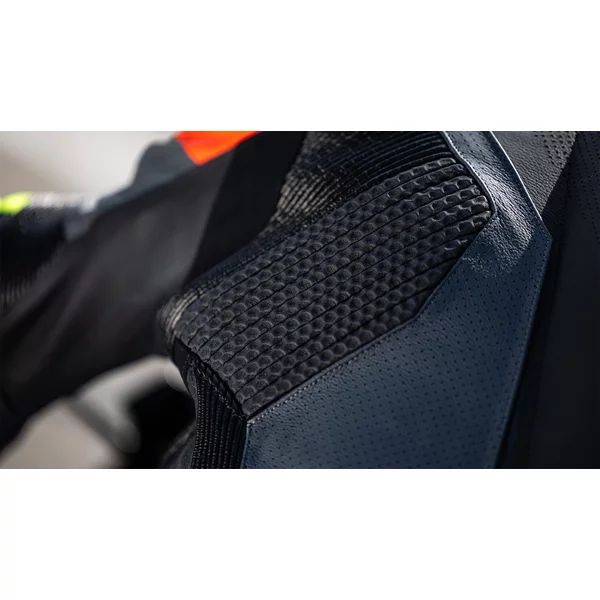 Combinezon de piele 1 piesa MACNA CHROMIQ 46 Negru/Rosu, 8, nordicamoto.ro