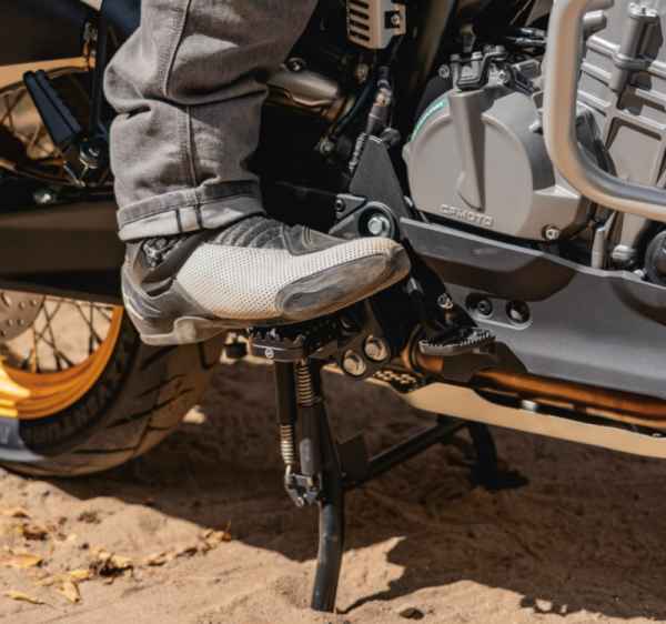 SCĂRIȚĂ STÂNGA EXTINSĂ ANTIDERAPANTĂ CFMOTO 800MT / 1000MT-X / 800MT ES – NEGRU, 10, nordicamoto.ro