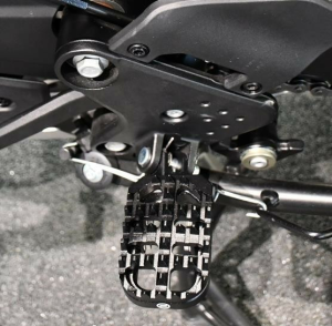 SCĂRIȚĂ DREAPTA EXTINSĂ CFMOTO 800MT / 1000MT-X / 800MT ES – NEGRU (SKIDPROF), 11, nordicamoto.ro