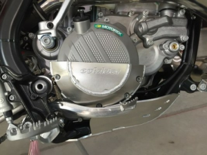 Protectie capac ambreiaj KTM 250/300 17-21 Outsider, nordicamoto.ro