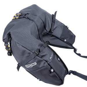 Oameni, Genți laterale Giant Loop Coyote Saddlebag 39 L – Rackless pentru Enduro și Adventure, nordicamoto.ro