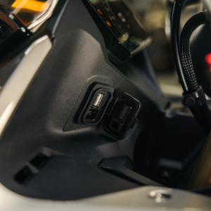 ADAPTOR ÎNCĂRCARE USB TYPE-C CFMOTO – NEGRU, 8, nordicamoto.ro